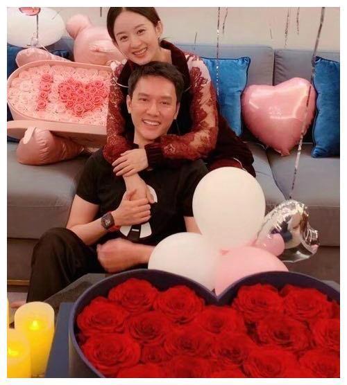 冯绍峰婚后首亮相，对妻子颖宝的3字爱称，竟无意暴露家庭地位