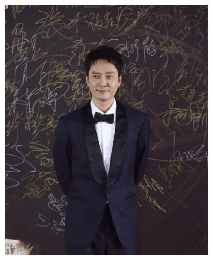 冯绍峰婚后首亮相，对妻子颖宝的3字爱称，竟无意暴露家庭地位