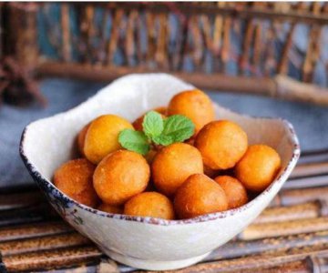 ​炸红薯丸子的家常做法，简单好做，酥脆好吃，色泽好看