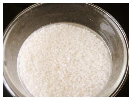 荷叶糯米鸡的做法,色泽饱满,肉香浓郁,吃起来清香又爽口