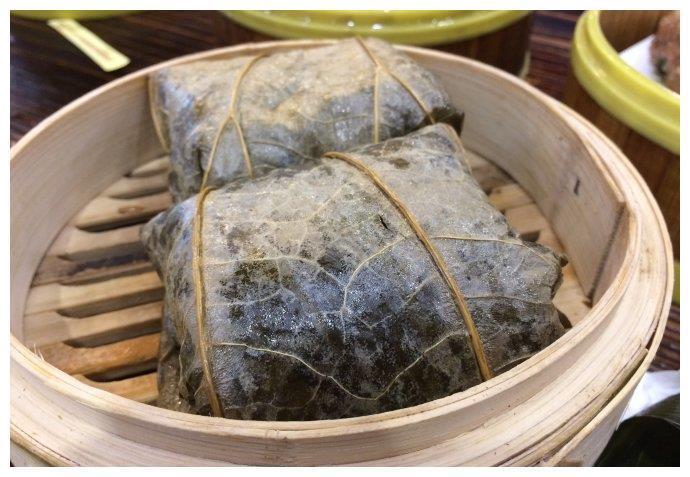 荷叶糯米鸡的做法,色泽饱满,肉香浓郁,吃起来清香又爽口