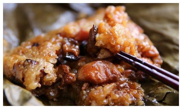 荷叶糯米鸡的做法,色泽饱满,肉香浓郁,吃起来清香又爽口