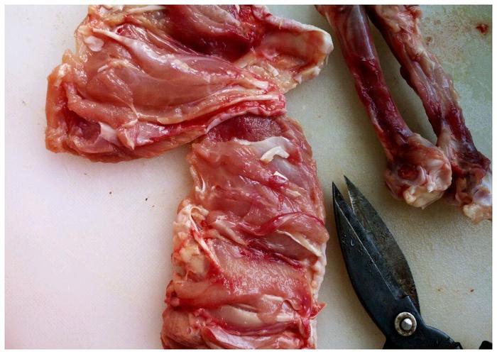 荷叶糯米鸡的做法,色泽饱满,肉香浓郁,吃起来清香又爽口