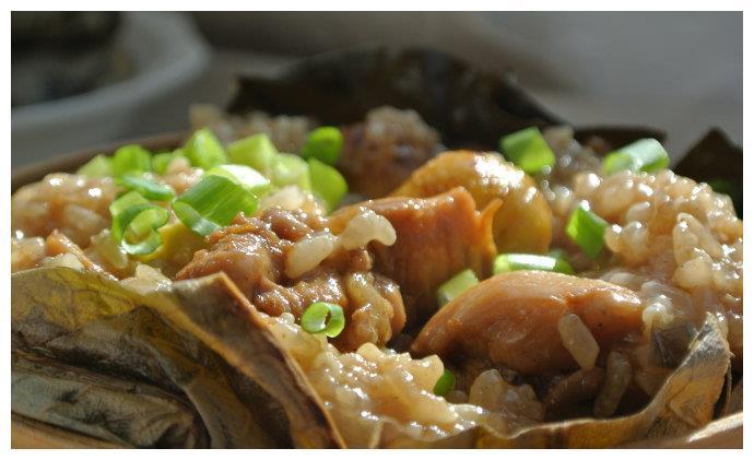 荷叶糯米鸡的做法,色泽饱满,肉香浓郁,吃起来清香又爽口