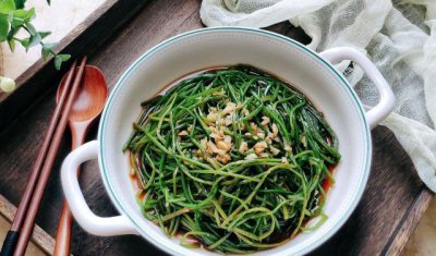 ​凉拌水莲的家常做法，简单易学，味道香又爽口，经常吃清热下火