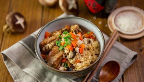 只需一口电饭锅就能做出好吃的排骨焖饭，做法简单，好吃又营养！