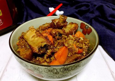 ​只需一口电饭锅就能做出好吃的排骨焖饭，做法简单，好吃又营养！
