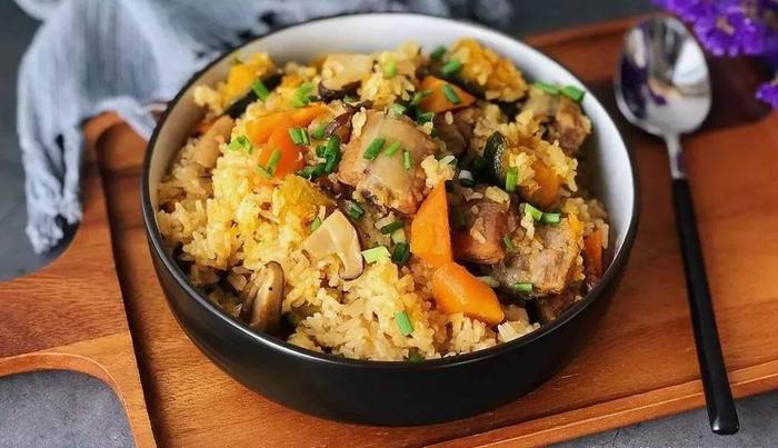 只需一口电饭锅就能做出好吃的排骨焖饭，做法简单，好吃又营养！