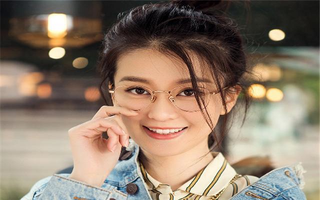 乔欣决定和公司解约,经纪人浩浩不舍掉眼泪,不放心把她交给别人