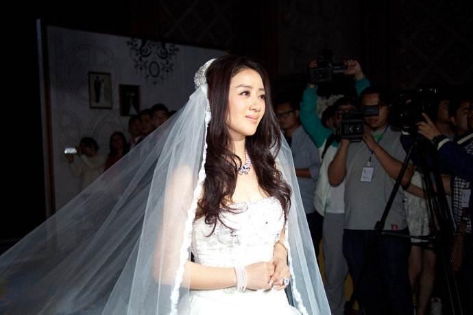 她曾霸屏,嫁给自己老师却离婚!后嫁小6岁的小鲜肉,现生活幸福