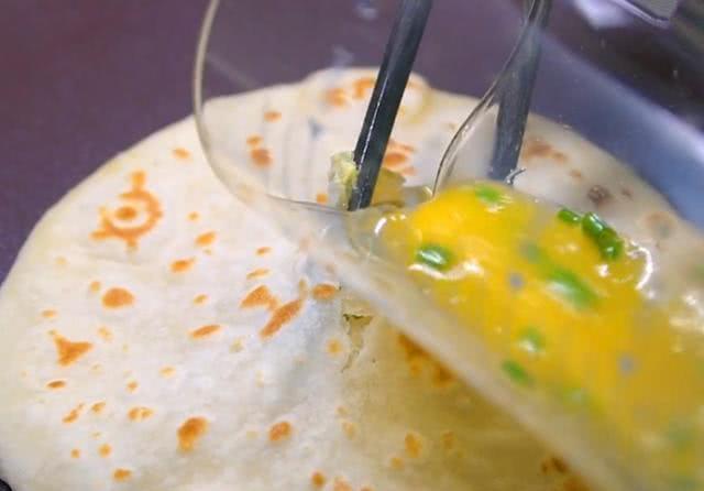 鸡蛋灌饼最简单的做法,掌握这些小技巧,个个鼓大泡,比买的好吃