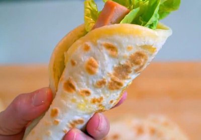 ​鸡蛋灌饼最简单的做法，掌握这些小技巧，个个鼓大泡，比买的好吃