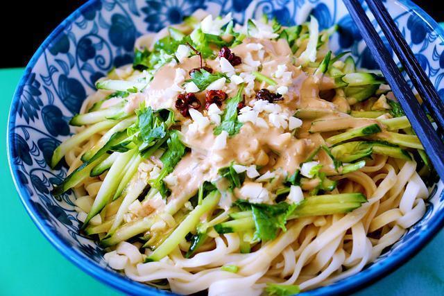 二伏要吃面,教你老北京芝麻酱凉面的做法,清香清爽,好吃又解暑