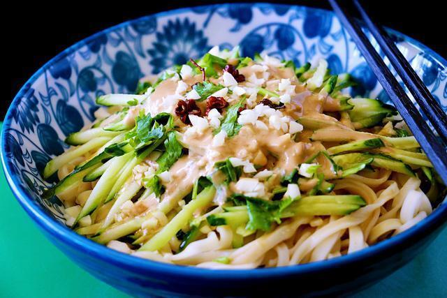 二伏要吃面,教你老北京芝麻酱凉面的做法,清香清爽,好吃又解暑