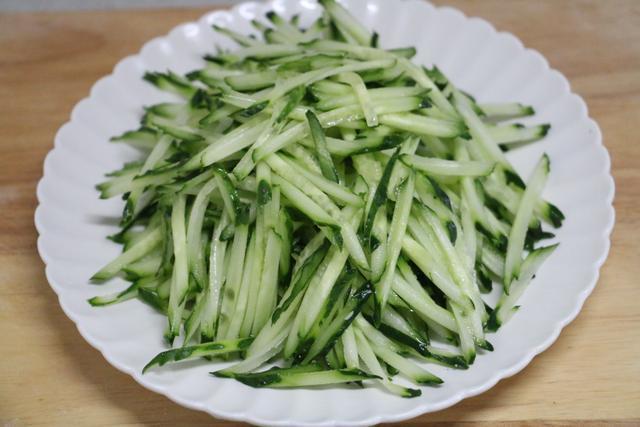 二伏要吃面,教你老北京芝麻酱凉面的做法,清香清爽,好吃又解暑