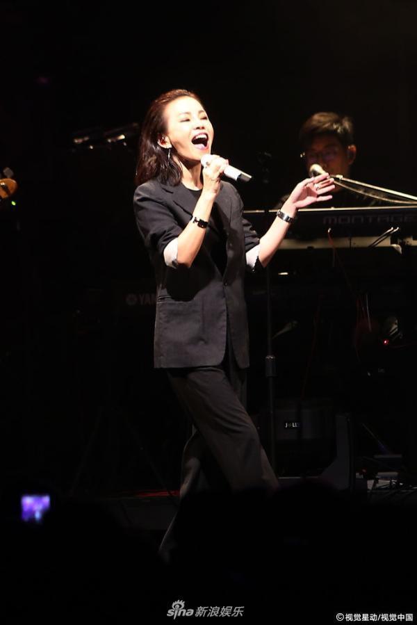 组图:彭佳慧透视装bra帅气妩媚 自曝老公探班否认婚变