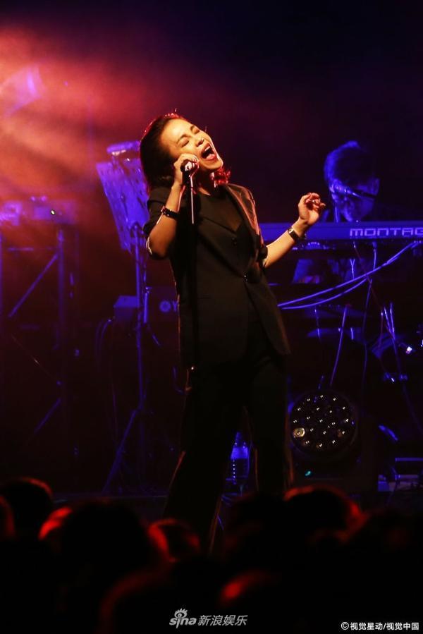 组图:彭佳慧透视装bra帅气妩媚 自曝老公探班否认婚变