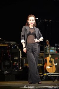 ​组图:彭佳慧透视装bra帅气妩媚 自曝老公探班否认婚变