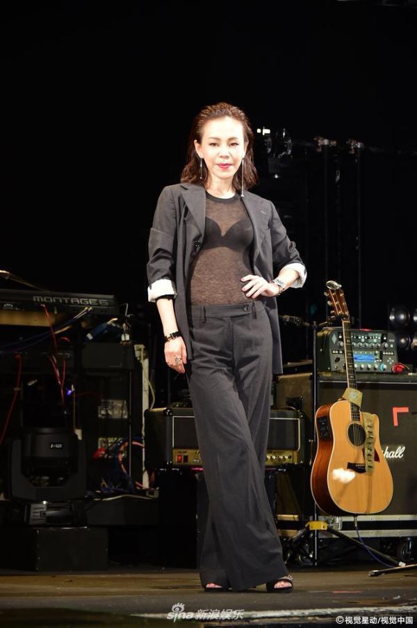 组图:彭佳慧透视装bra帅气妩媚 自曝老公探班否认婚变