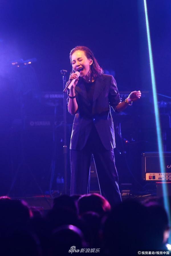 组图:彭佳慧透视装bra帅气妩媚 自曝老公探班否认婚变