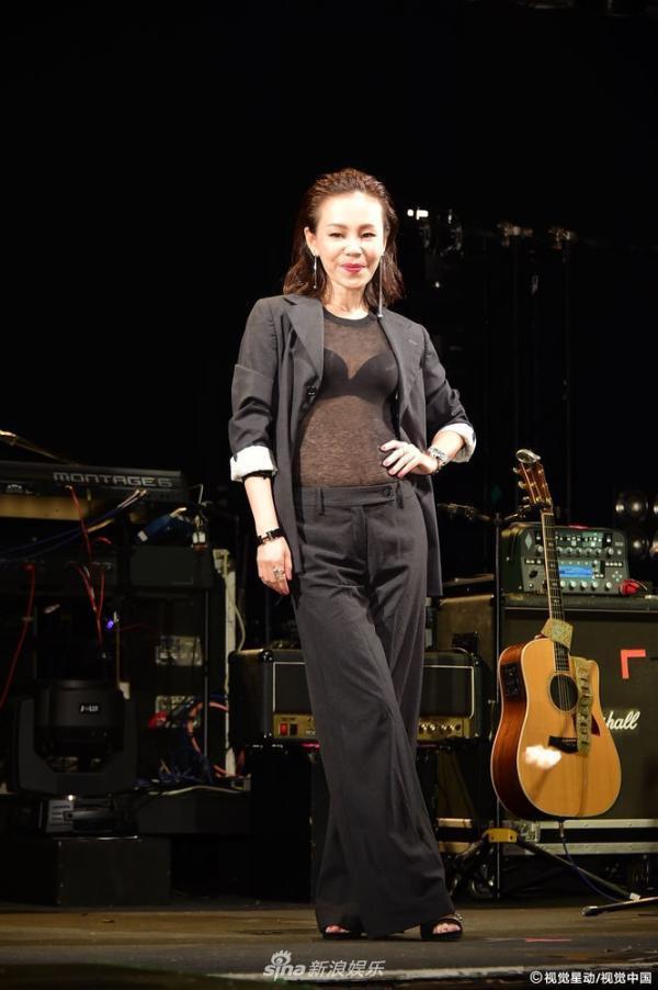 组图:彭佳慧透视装bra帅气妩媚 自曝老公探班否认婚变