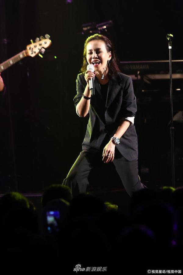 组图:彭佳慧透视装bra帅气妩媚 自曝老公探班否认婚变