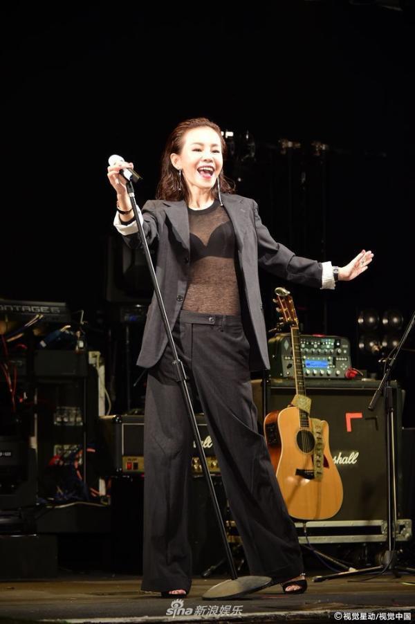 组图:彭佳慧透视装bra帅气妩媚 自曝老公探班否认婚变