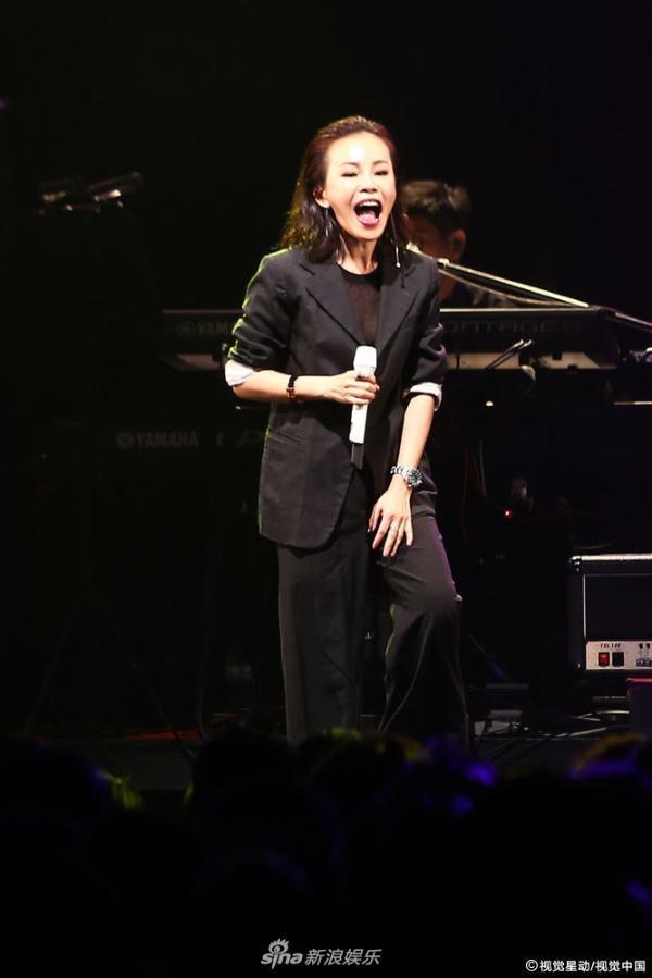 组图:彭佳慧透视装bra帅气妩媚 自曝老公探班否认婚变