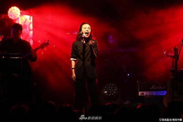 组图:彭佳慧透视装bra帅气妩媚 自曝老公探班否认婚变