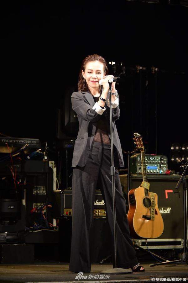 组图:彭佳慧透视装bra帅气妩媚 自曝老公探班否认婚变