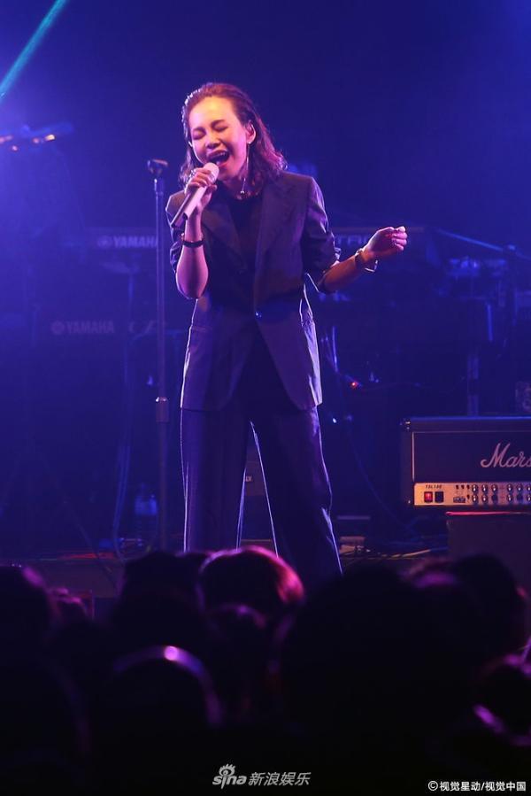 组图:彭佳慧透视装bra帅气妩媚 自曝老公探班否认婚变