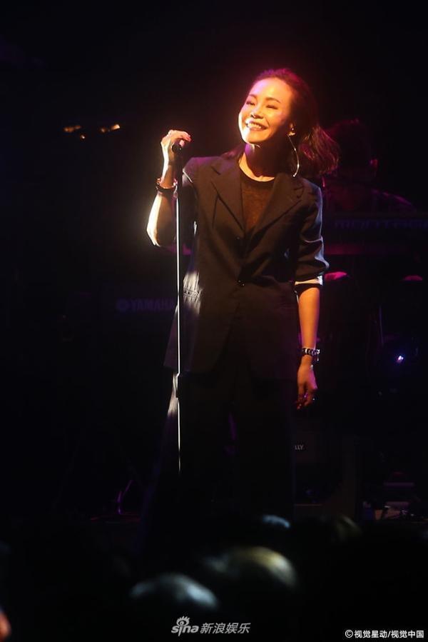 组图:彭佳慧透视装bra帅气妩媚 自曝老公探班否认婚变