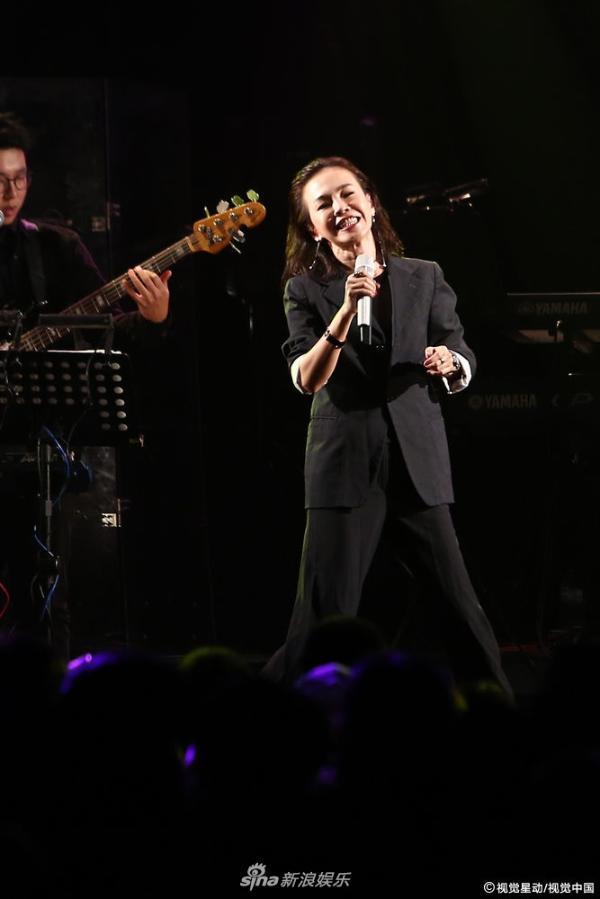 组图:彭佳慧透视装bra帅气妩媚 自曝老公探班否认婚变