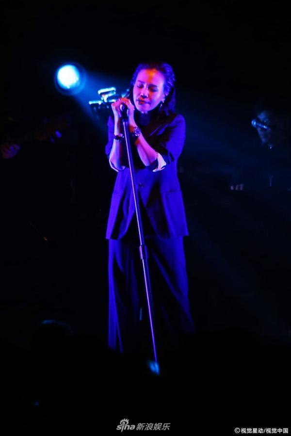 组图:彭佳慧透视装bra帅气妩媚 自曝老公探班否认婚变