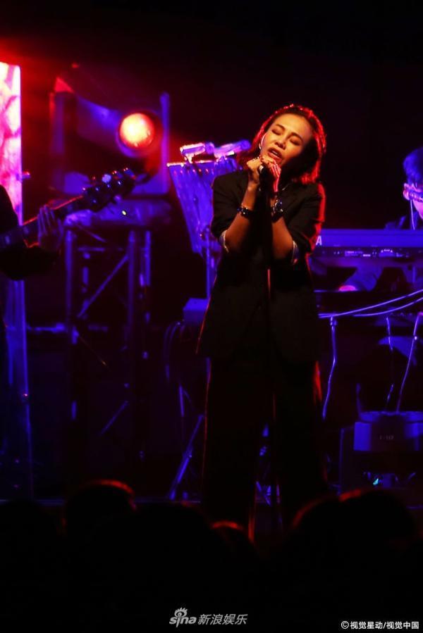 组图:彭佳慧透视装bra帅气妩媚 自曝老公探班否认婚变