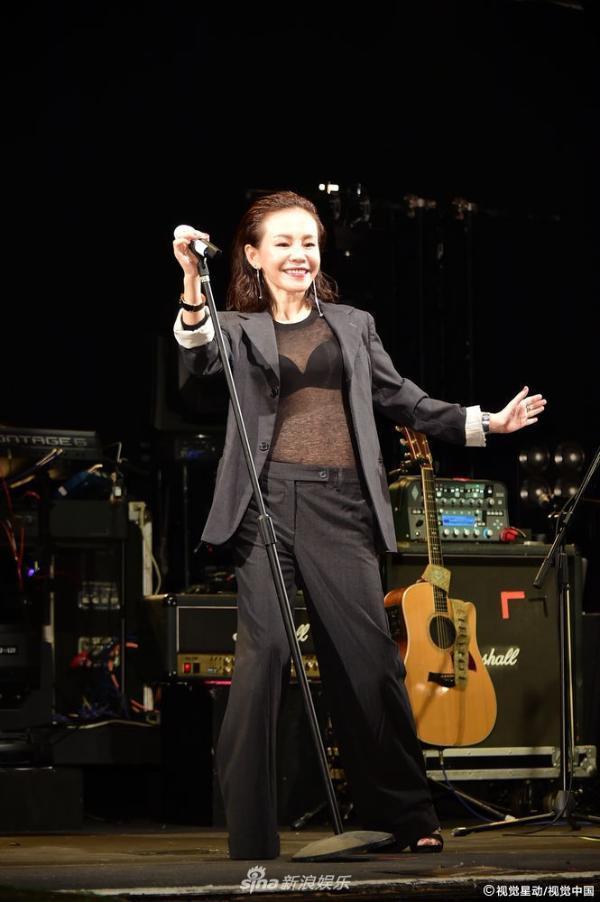 组图:彭佳慧透视装bra帅气妩媚 自曝老公探班否认婚变