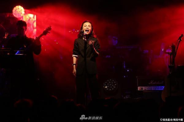 组图:彭佳慧透视装bra帅气妩媚 自曝老公探班否认婚变