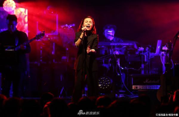 组图:彭佳慧透视装bra帅气妩媚 自曝老公探班否认婚变