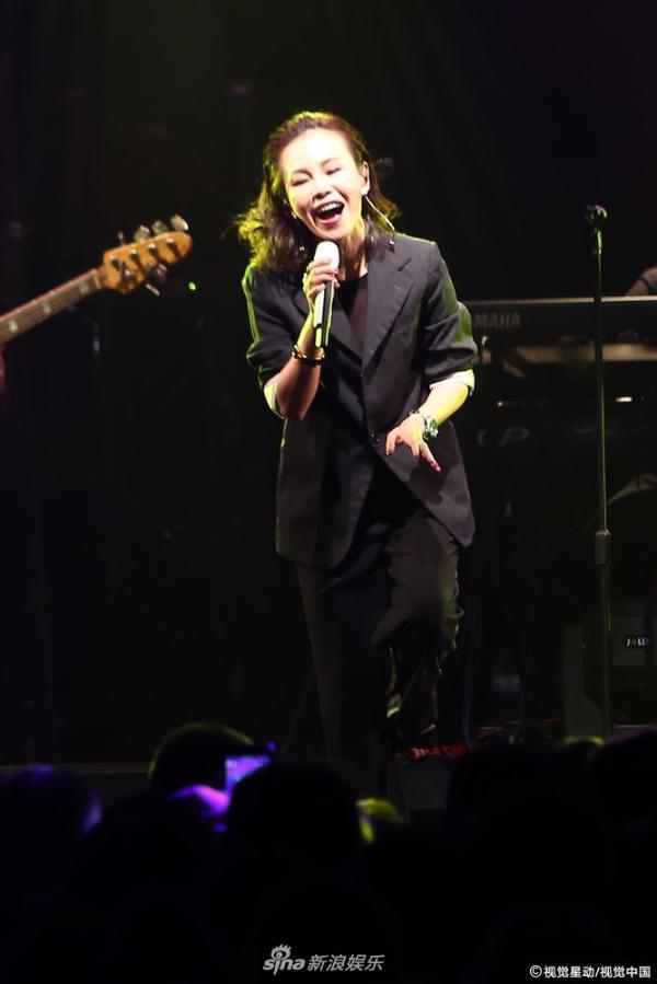 组图:彭佳慧透视装bra帅气妩媚 自曝老公探班否认婚变