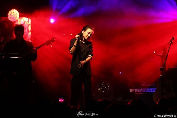 组图:彭佳慧透视装bra帅气妩媚 自曝老公探班否认婚变