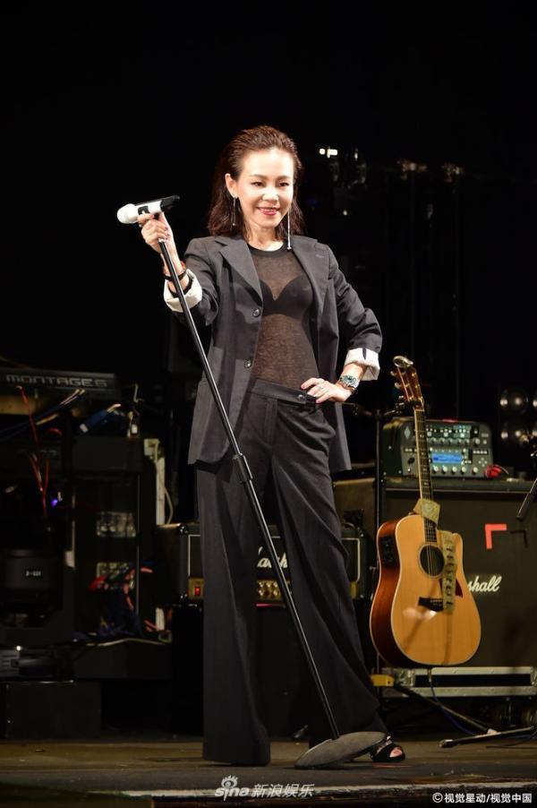 组图:彭佳慧透视装bra帅气妩媚 自曝老公探班否认婚变