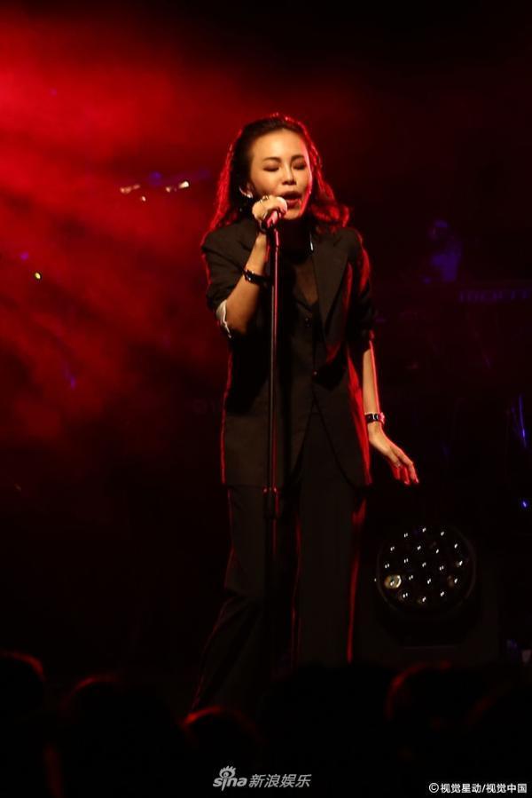 组图:彭佳慧透视装bra帅气妩媚 自曝老公探班否认婚变