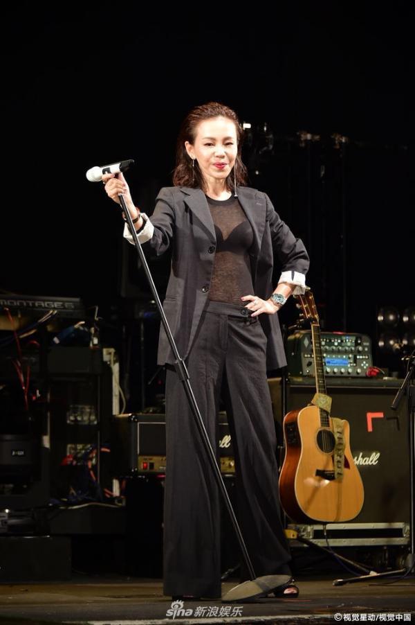 组图:彭佳慧透视装bra帅气妩媚 自曝老公探班否认婚变