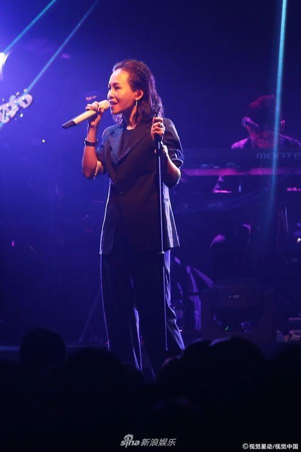 组图:彭佳慧透视装bra帅气妩媚 自曝老公探班否认婚变