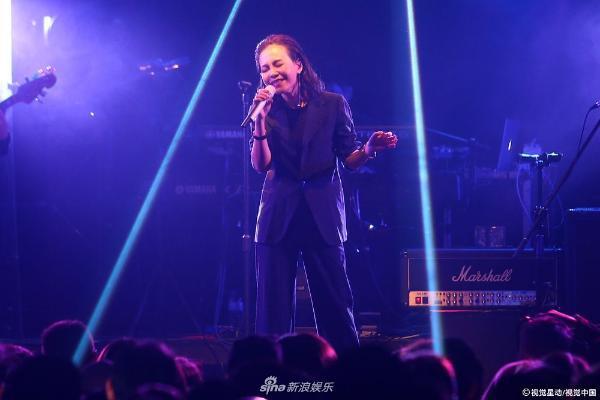 组图:彭佳慧透视装bra帅气妩媚 自曝老公探班否认婚变