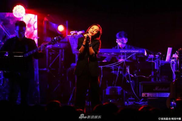 组图:彭佳慧透视装bra帅气妩媚 自曝老公探班否认婚变