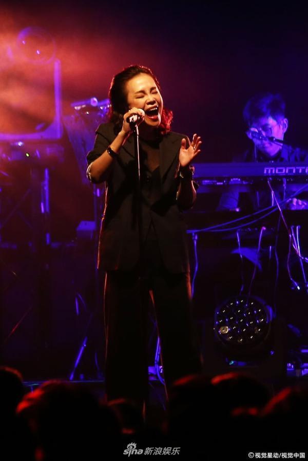 组图:彭佳慧透视装bra帅气妩媚 自曝老公探班否认婚变