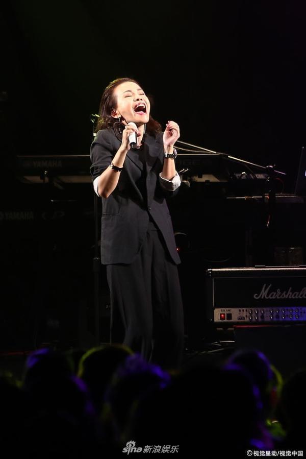 组图:彭佳慧透视装bra帅气妩媚 自曝老公探班否认婚变