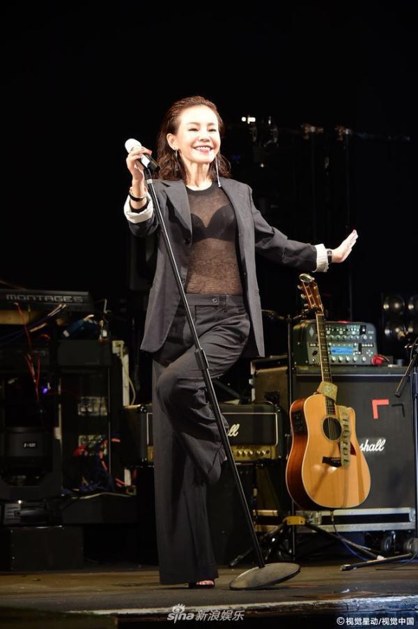 组图:彭佳慧透视装bra帅气妩媚 自曝老公探班否认婚变