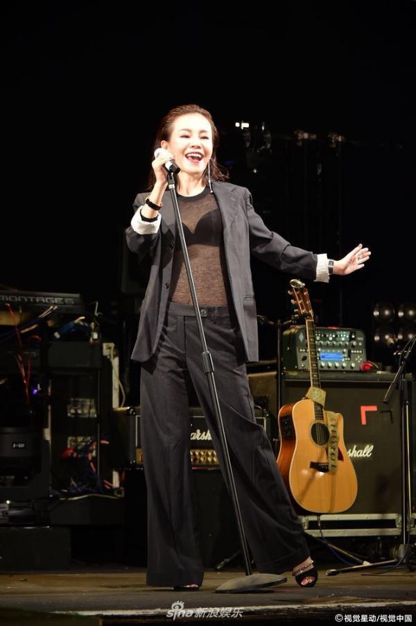 组图:彭佳慧透视装bra帅气妩媚 自曝老公探班否认婚变